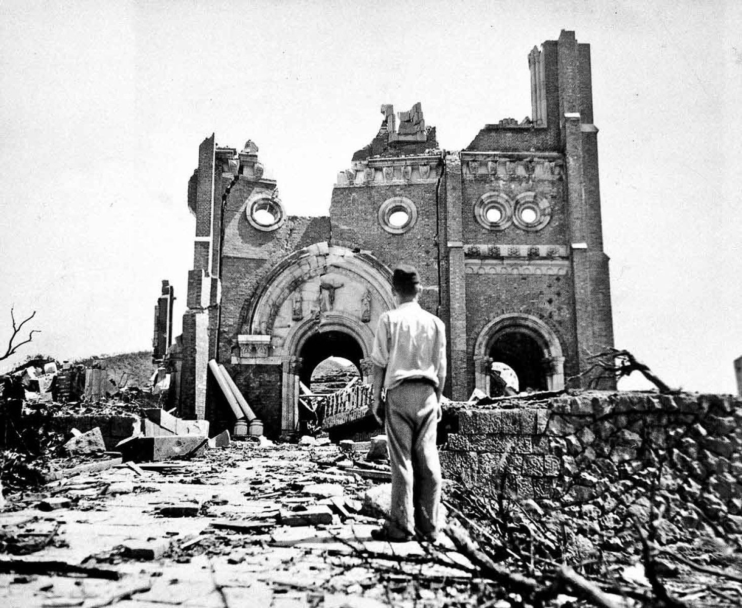 O bombardeio nuclear em Nagasaki:  foto tirada 15 minutos depois do lançamento da bomba e  A Catedral Católica de Urakami reduzida a escombros 