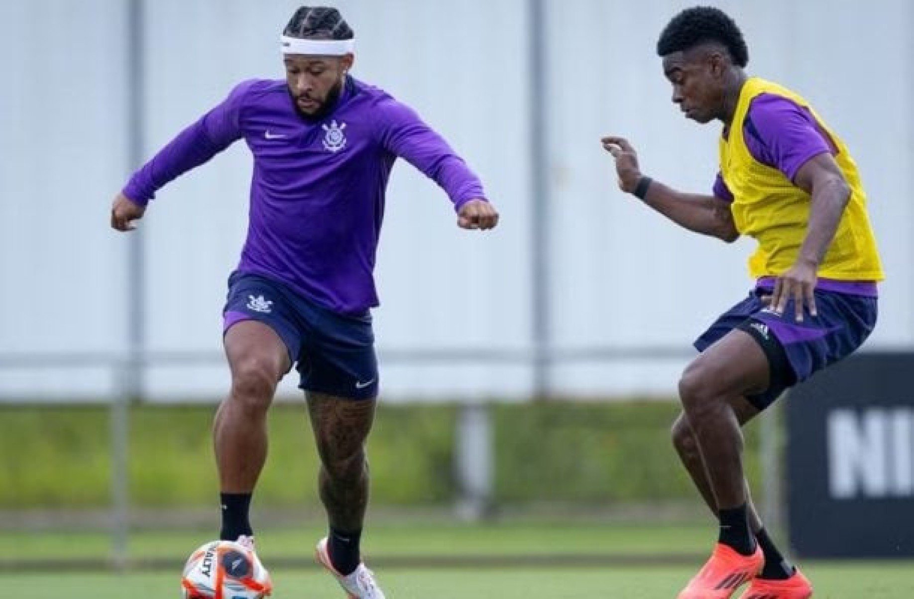 Félix Torres e Depay se desentendem em treino do Corinthians antes do Dérbi