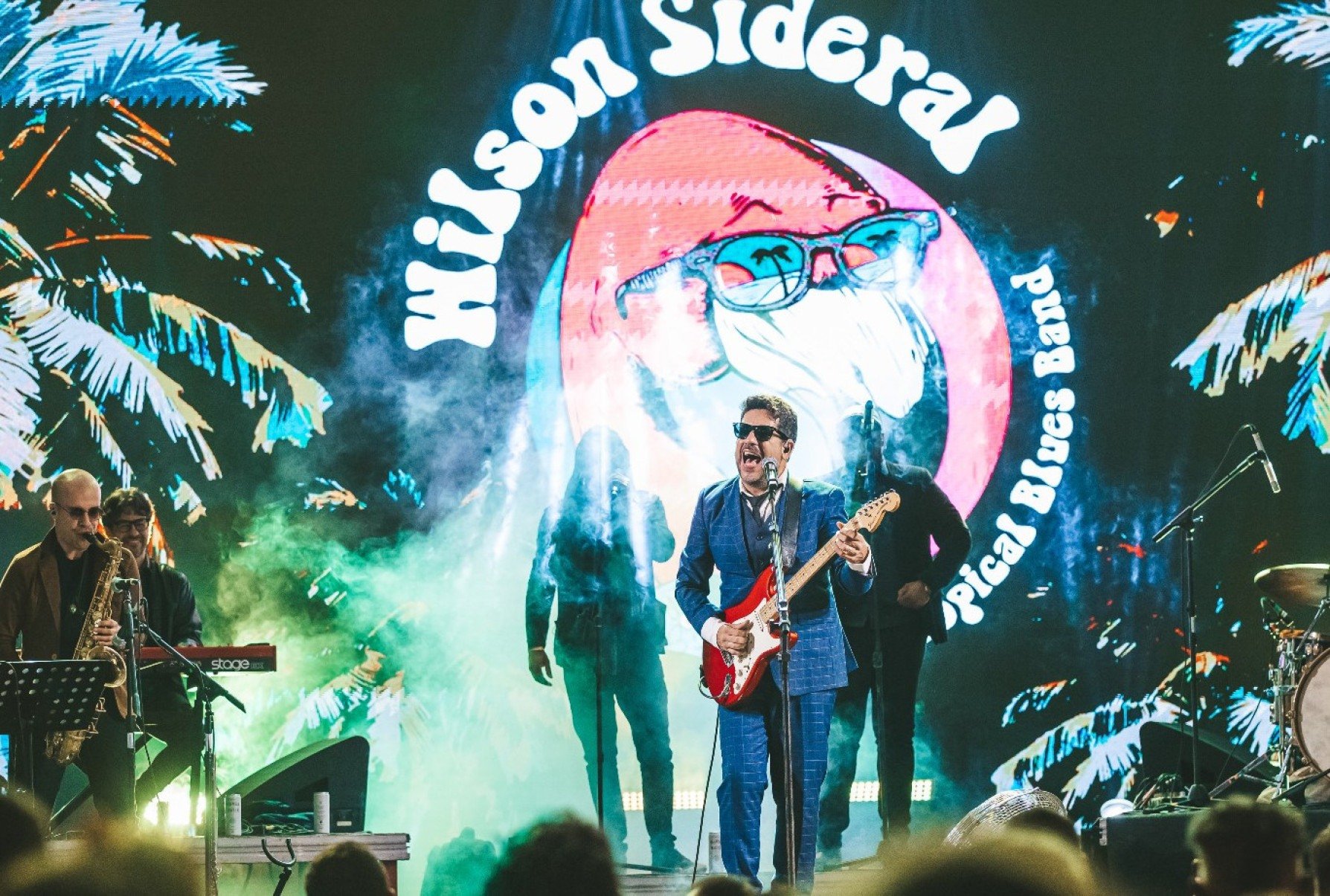Wilson Sideral canta e toca guitarra no palco do Festival de Inverno de Nova Lima