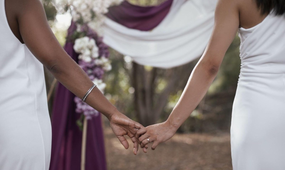 Duas mulheres, de mãos dadas, celebram matrimônio; imagem meramente ilustrativa - (crédito: Freepik) Duas mulheres, de mãos dadas, celebram matrimônio; imagem meramente ilustrativa - (crédito: Freepik)