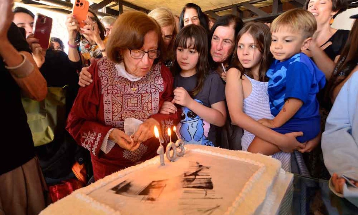 A aniversariante Maria Helena Andrés sopra velinha na Lemos de Sá Galeria
- (crédito: José Israel Abrantes/Divulgação) A aniversariante Maria Helena Andrés sopra velinha na Lemos de Sá Galeria
- (crédito: José Israel Abrantes/Divulgação)