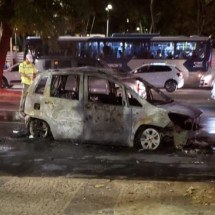 Carro pega fogo em avenida movimentada de BH e mobiliza bombeiros - CBMMG/Divulga&ccedil;&atilde;o
