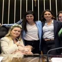 Zanatta leva filha de 4 meses para obstruir plenário da Câmara - Reprodu&ccedil;&atilde;o/Instagram