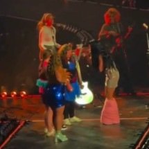Fã desmaia de emoção ao subir no palco de Katy Perry - Crédito: Reprodução vídeo instagram portal Popline