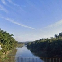 Corpo coberto com folhas e pedras é encontrado às margens de rio em Betim - Reprodução/Google Street View