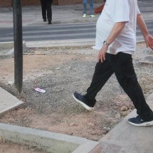 Kleber relata dificuldades de circular a pé pelo Bairro Lourdes por conta dos buracos e do mau estado das calçadas -  (crédito: Marcos Vieira /EM/DA. Press)