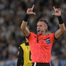 Fifa reforça veto a bets nas camisas dos árbitros e nas áreas de VAR - No Ataque Internacional