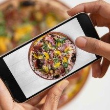 Rede social decide onde brasileiros comem fora - FreePik