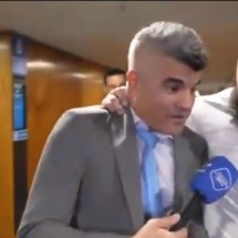 Deputado bolsonarista agarra repórter pelo pescoço - Reprodução/Redes Sociais