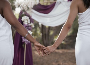 Duas mulheres, de mãos dadas, celebram matrimônio; imagem meramente ilustrativa -  (crédito: Freepik)