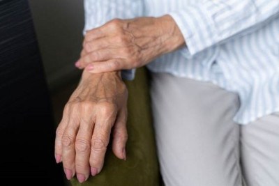 A rigidez e as contrações involuntárias nos membros dificultam atividades básicas do dia-a-dia -  (crédito: Freepik)