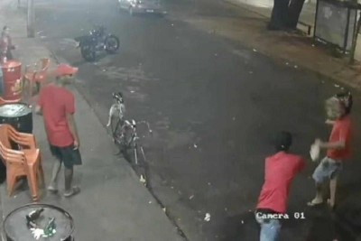 Vídeo: cliente tenta esfaquear pessoas em bar e é parado com latas na cara -  (crédito: Reprodução/redes sociais)