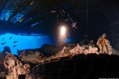 Imagina poder explorar corredores fantasma dentro de um navio afundado, com corais coloridos crescendo nas paredes e vários peixes nadando ao seu redor. -  (crédito: wikimedia commons Hagainativ)