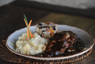 Medalhão de filé com arroz à grega e purê de batata do Verdinho -  (crédito: Alexandre Guzanshe/EM/D.A Press)