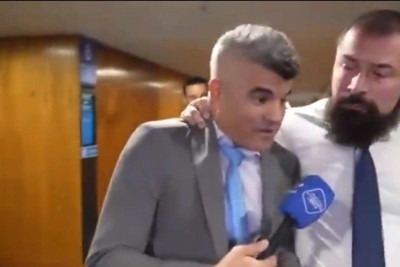 Deputado bolsonarista Paulo Bilynskyj se irrita e agarra repórter Guga Noblat pelo pescoço -  (crédito: Reprodução/Redes Sociais)