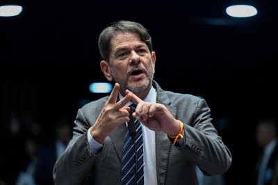 Senador Cid Gomes brincou afirmando que poderia usar uma retroescavadeira para garantir a sessão do plenário -  (crédito: Andressa Anholete/Agência Senado)