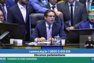 Presidente da Câmara, Hugo Motta, iniciou a sessão da Casa com duas horas de atraso após bolsonaristas resistirem em desocupar a Mesa Diretora -  (crédito: Reprodução/Câmara dos Deputados)