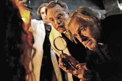 O ator Christoph Waltz interpreta um padre no encalço do príncipe da Transilvânia, vivido por Caleb Landry Jones -  (crédito: Paris Filmes/Divulgação)