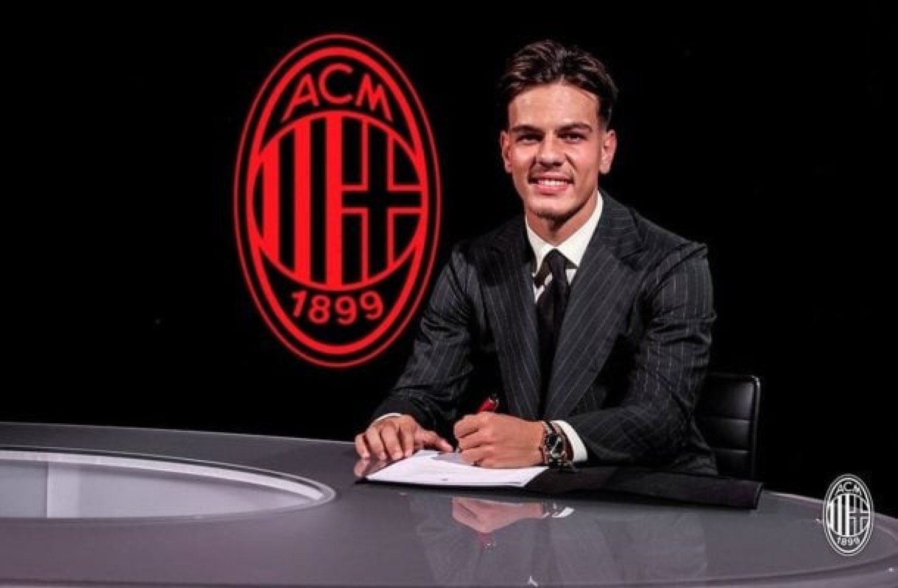 Milan anuncia Ardon Jashari e bate recorde na janela italiana