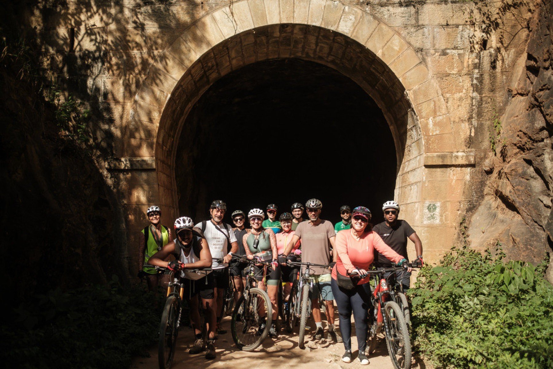 Projeto de cicloturismo traça circuito por leito de ferrovia abandonada, que passa por túneis e cachoeiras -Alex Gangussu