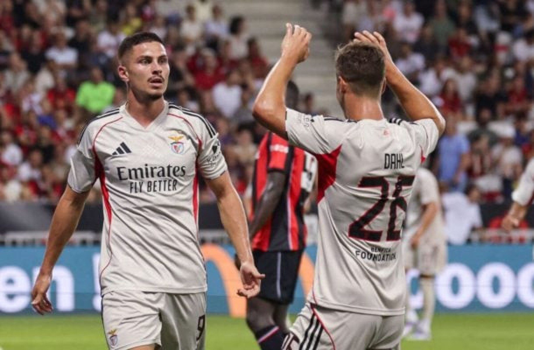 Benfica vence o Nice e fica perto dos playoffs da Champions