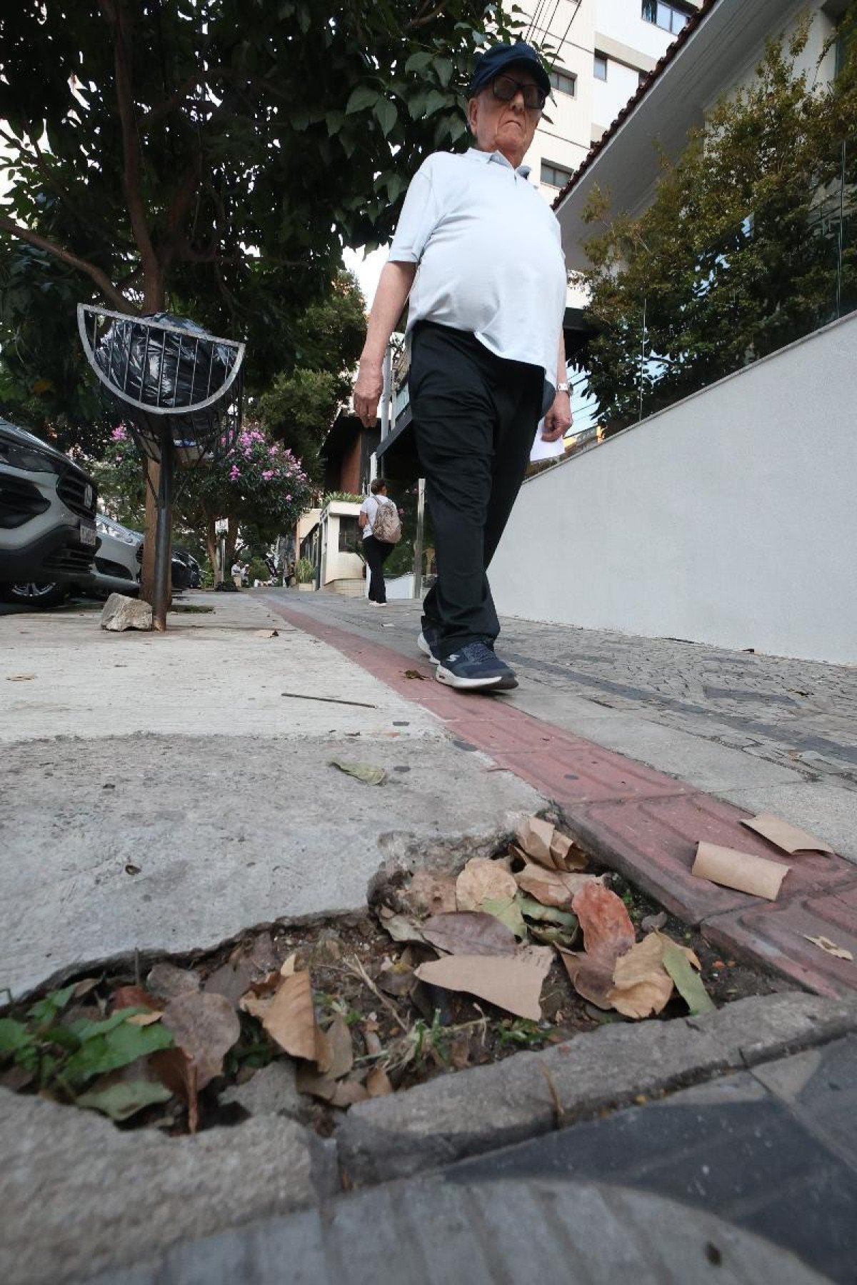 Kleber relata dificuldades de circular a pé pelo Bairro Lourdes por conta dos buracos e do mau estado das calçadas-Marcos Vieira /EM/DA. Press
