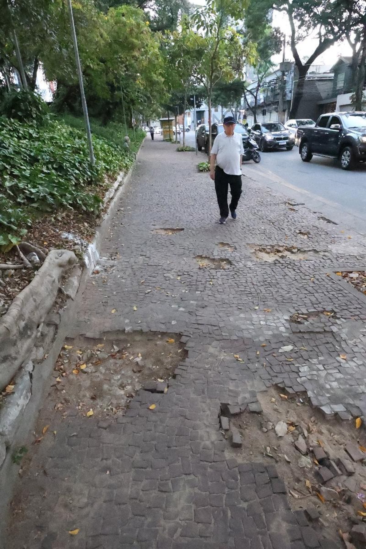 Na Praça Marília de Dirceu, a situação é ainda pior: os buracos são grandes e se espalham por todo o entorno-Marcos Vieira /EM/DA. Press