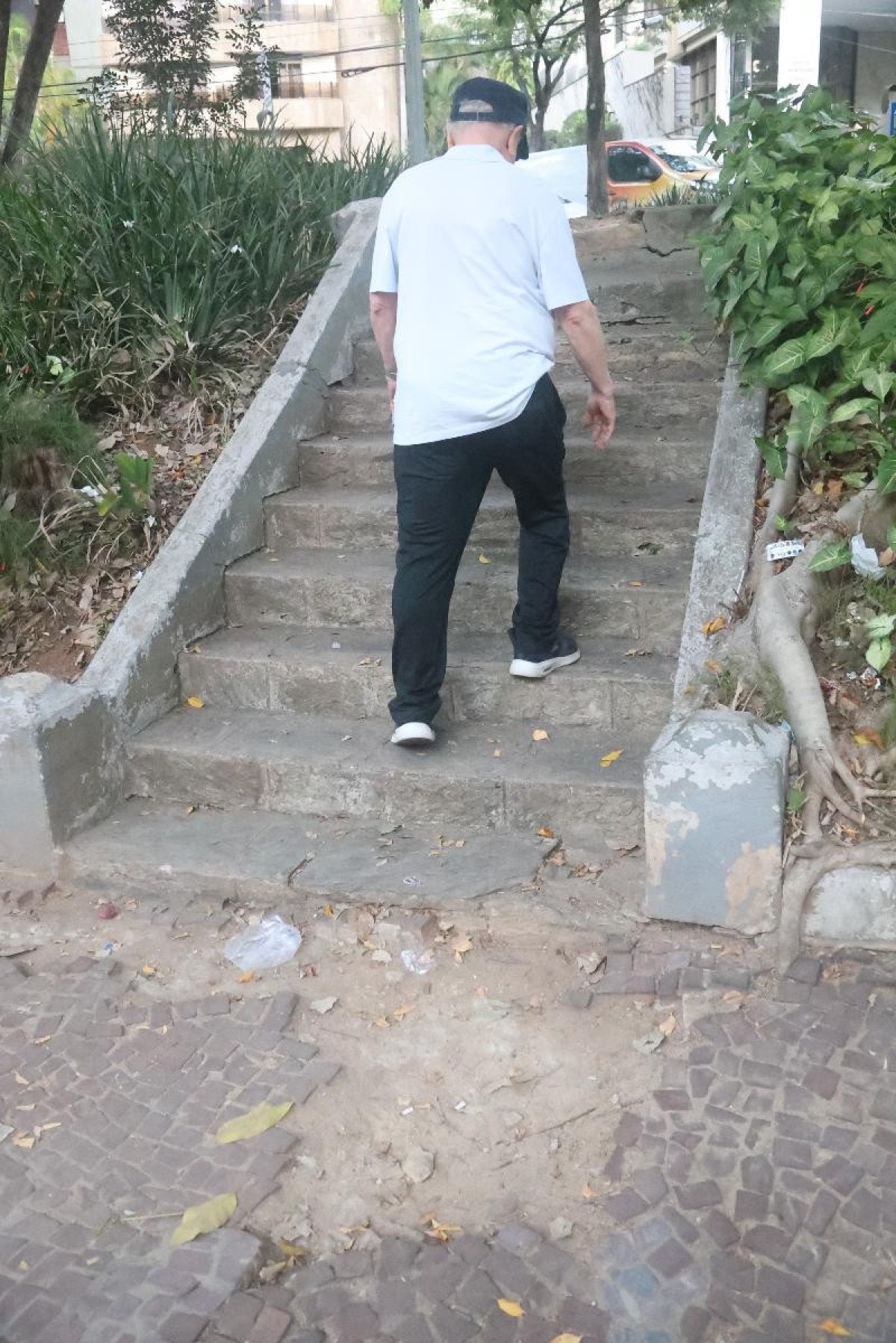 Kleber mostra que não consegue subir as escadas da Praça por conta da ausência de corrimão-Marcos Vieira /EM/DA. Press