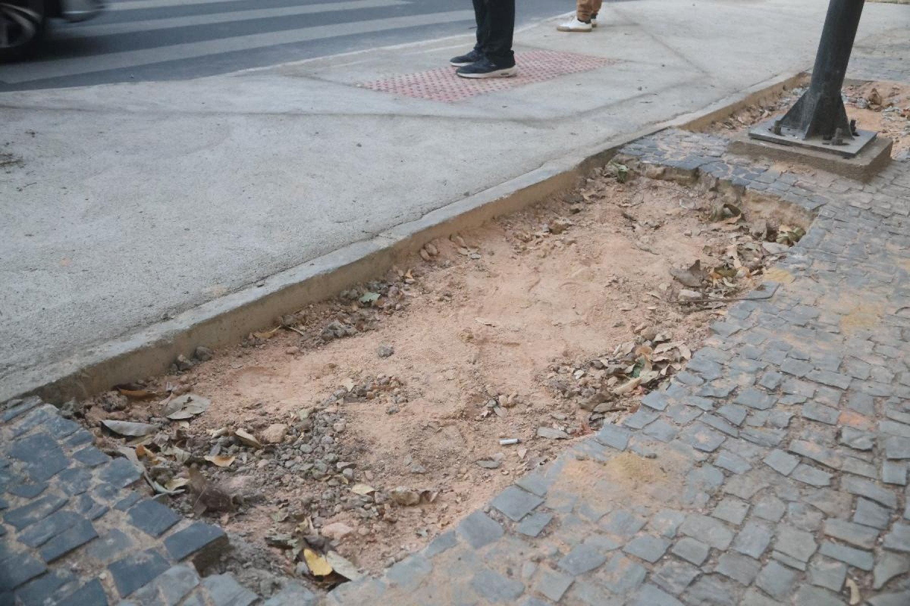 Kleber relata dificuldades de circular a pé pelo Bairro Lourdes por conta dos buracos e do mau estado das calçadas-Marcos Vieira /EM/DA. Press