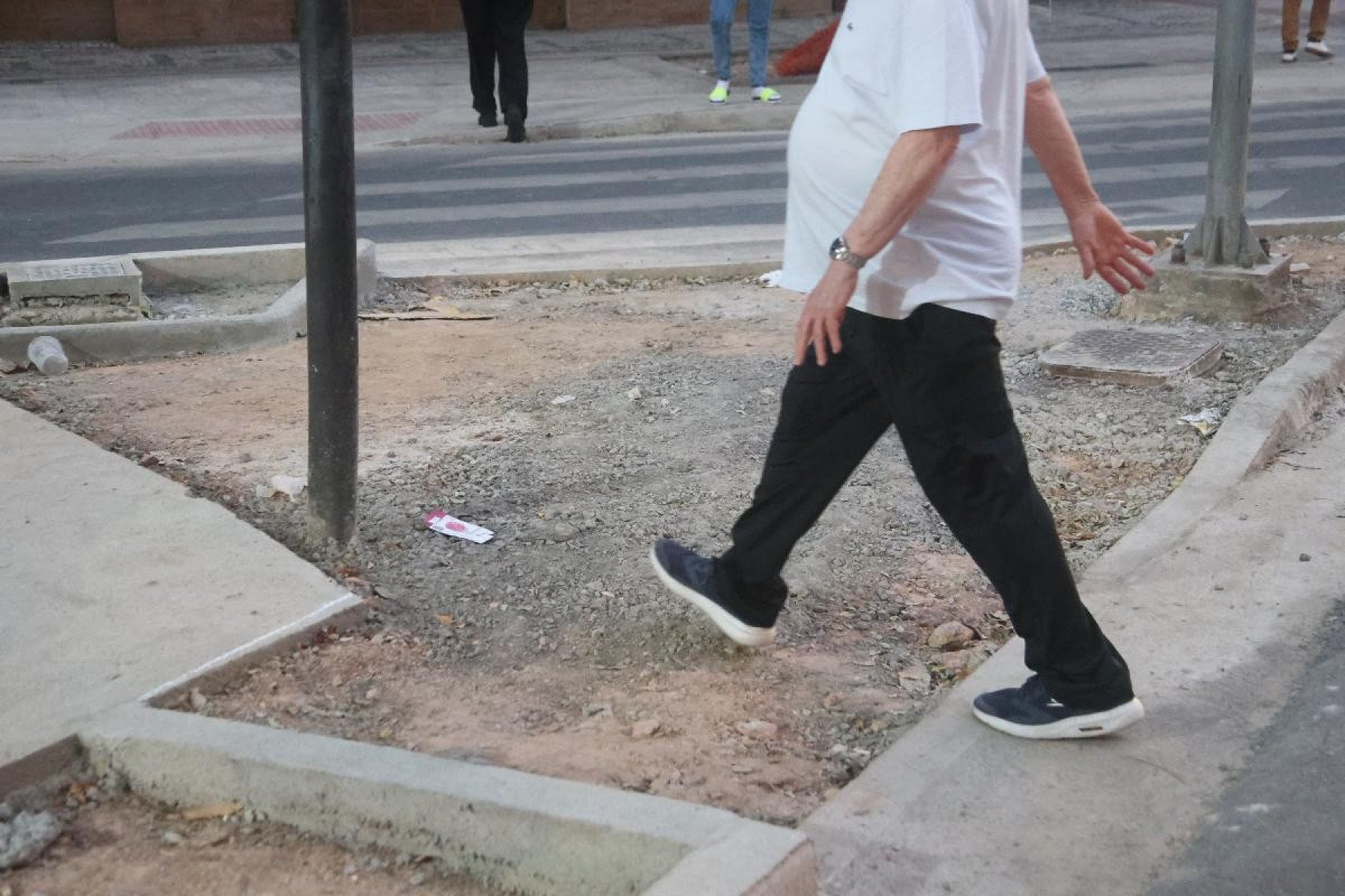 Kleber relata dificuldades de circular a pé pelo Bairro Lourdes por conta dos buracos e do mau estado das calçadas-Marcos Vieira /EM/DA. Press