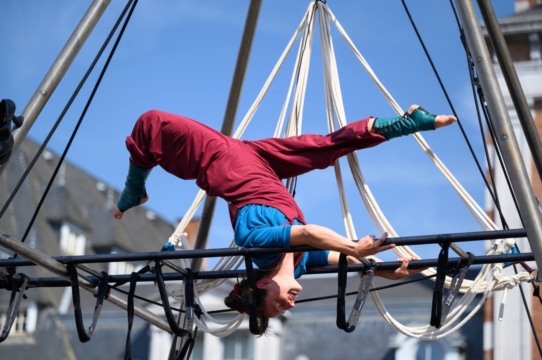Iara usa movimentos acrobáticos para contar a história de uma pequena artista de circo que cria o espetáculo sozinha enquanto compartilha com o público sua vida, ideias, pesadelos, alegrias e desafios de ser artista.-Namur En Mai/Divulgação