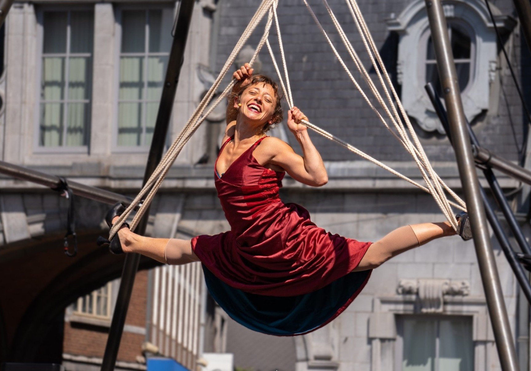 O espetáculo '99 cm', da paulistana Iara Gueller, é uma das atrações do 26º Festival Mundial de Circo. A montagem foi batizada com base no cálculo do quanto ela cresceu desde que nasceu. 'Noventa e nove centímetros é quase um metro, mas não é um metro. Gosto de trabalhar com essa perspectiva das coisas que quase alcançamos, mas não conseguimos', ela diz.-Samuel Riggio/Divulgação