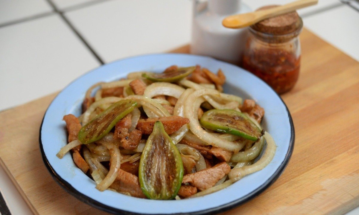 Pernil acebolado com jiló é um prato que o Bar da Lora herdou do Lumapa Bar