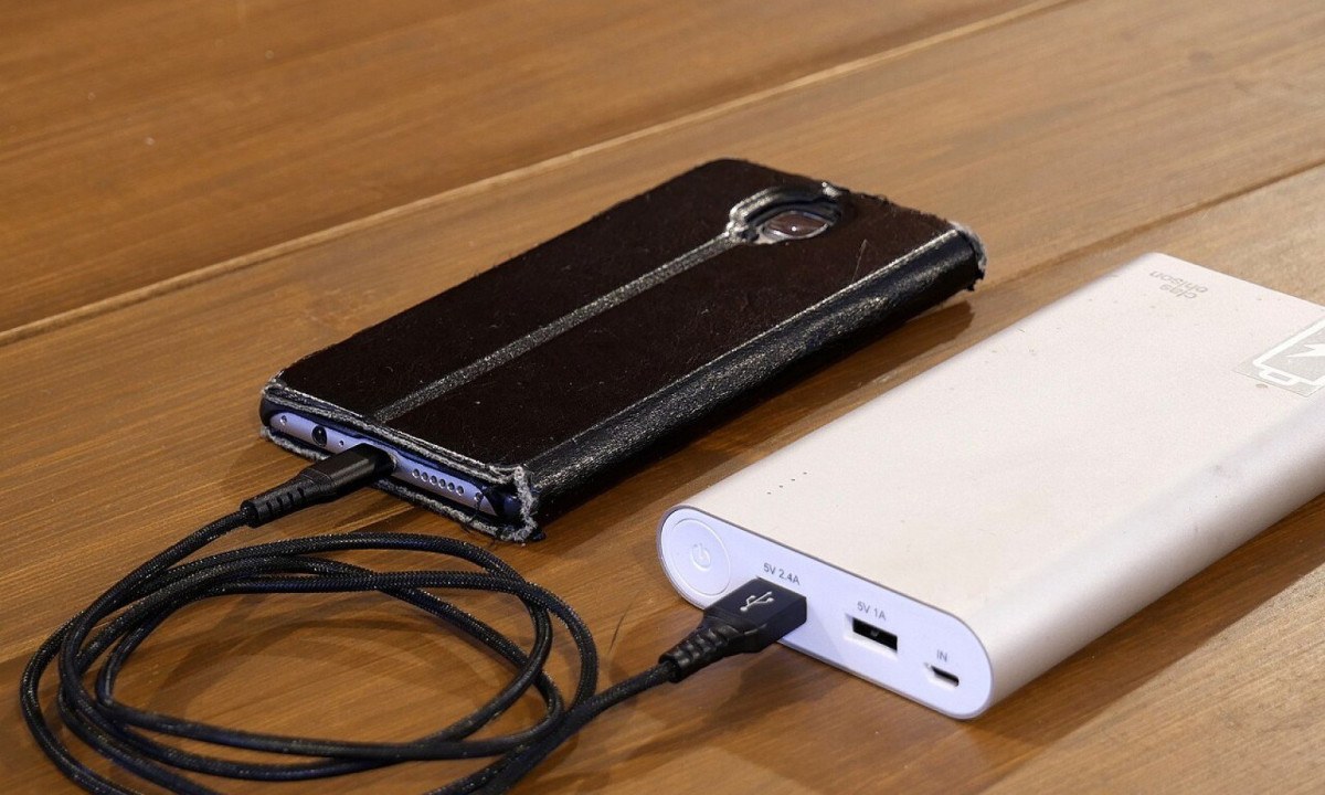 Powerbank carregando bateria de aparelho celular; imagem meramente ilustrativa
     -  (crédito: 	Santeri Viinamäki/wikimedia commons)