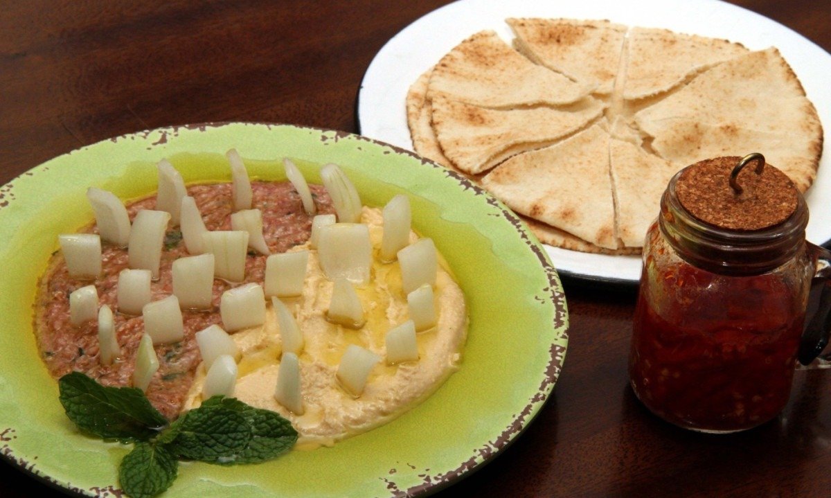 Conhecida como "Romeu e Julieta" no Bar do Toninho, a porção de quibe cru com homus pode ser servida com pão folha