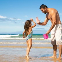 Ainda dá tempo de planejar um passeio no Dia dos Pais. Bora uma praia? -  (crédito: PCh Vector/FreePik)