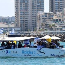 Parentes de reféns israelenses seguem para a costa de Gaza para pedir sua libertação - Jack GUEZ / AFP
