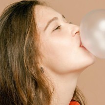 Mastigar chiclete melhora a concentração? Entenda o que diz a ciência