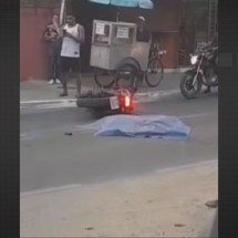 Criança cai de moto e morre atropelada por ônibus