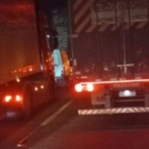 Acidente entre caminhão e carreta interdita BR-381 no Sul de Minas - Reprodução/Redes sociais