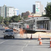 Os ajustes iniciam-se pela pista no sentido das regionais Sede/Eldorado, com desvios pela rua Haeckel Ben-Hur Salvador e região. Já no sentido Eldorado/Sede, o fluxo da avenida seguirá normal. A orientação da Transcon é que os motoristas evitem o local -  (crédito: Edesio Ferreira/EM/D.A Press)