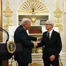 CEO da Apple presenteia Trump com escultura de ouro - AFP