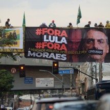 Apoiadores de Jair Bolsonaro estendem faixas com críticas a Alexandre de Moraes, Lula e pela anistia dos investigados pela tentativa de golpe de Estado no Santa Tereza, em BH