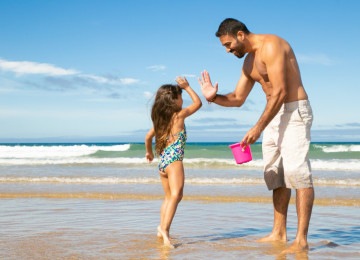 Ainda dá tempo de planejar um passeio no Dia dos Pais. Bora uma praia? -  (crédito: PCh Vector/FreePik)