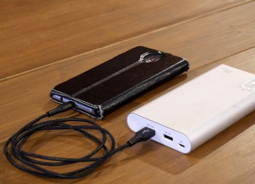 Powerbank carregando bateria de aparelho celular; imagem meramente ilustrativa
     -  (crédito: 	Santeri Viinamäki/wikimedia commons)