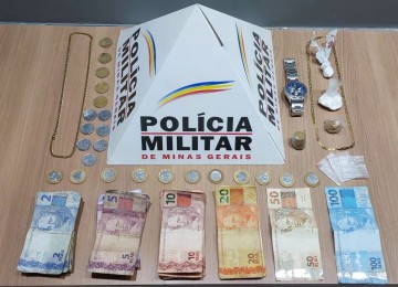 Segundo a PM, o homem escondeu as drogas no banheiro e fingiu ser cliente do bar para não levantar suspeitas -  (crédito: Divulgação/PMMG)