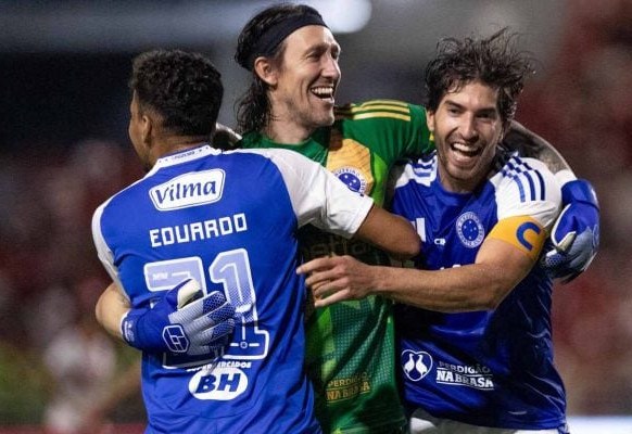 O Cruzeiro segue em busca de mais um título da Copa do Brasil. Na noite desta quinta-feira (07), o Cabuloso venceu o CRB por 2 a 0 e garantiu sua vaga nas quartas de final do torneio. A partida ficou marcada por um domínio cruzeirense, que perdeu oportunidades e contou com Cássio, que defendeu uma penalidade e evitou um empate alvirrubro. Confira como o Jogada10 avaliou os jogadores celestes. Foto: Rafael Vieira/Cruzeiro -  (crédito: Rafael Vieira/Cruzeiro)