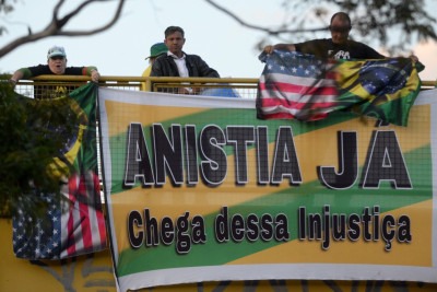 Apoiadores de Jair Bolsonaro estendem faixas no Santa Tereza, em BH, com críticas a Alexandre de Moraes, Lula e em defesa da anistia aos investigados pela tentativa de golpe de Estado -  (crédito: Túlio Santos/EM/D.A Press)