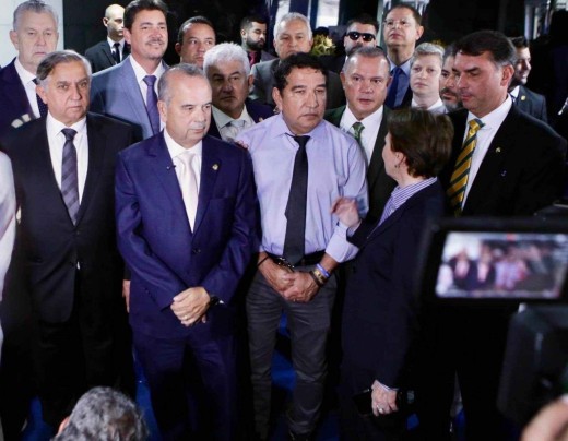 Senadores da oposição anunciam o fim da obstrução no plenário após conseguirem as 41 assinaturas necessárias para protocolar o pedido de impeachment contra o ministro Alexandre de Moraes, do STF - (crédito: Ascom/Izalci Lucas)
