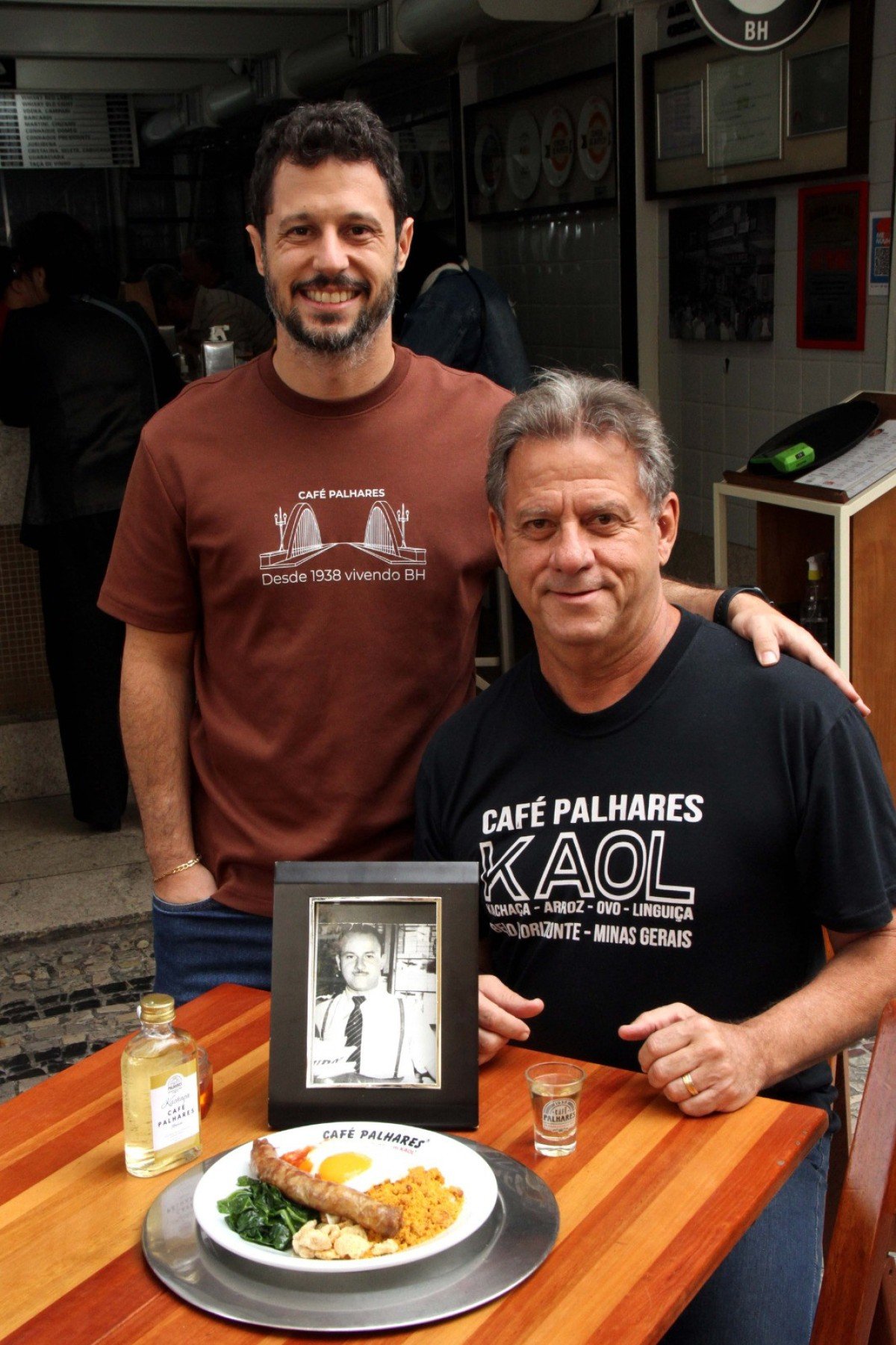 Três gerações da família Ferreira se alternam na administração do Café Palhares 